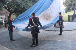 Granaderos realizó un homenaje a los héroes de Malvinas.
