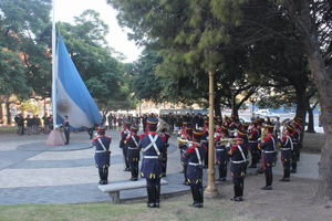 Granaderos realizó un homenaje a los héroes de Malvinas.