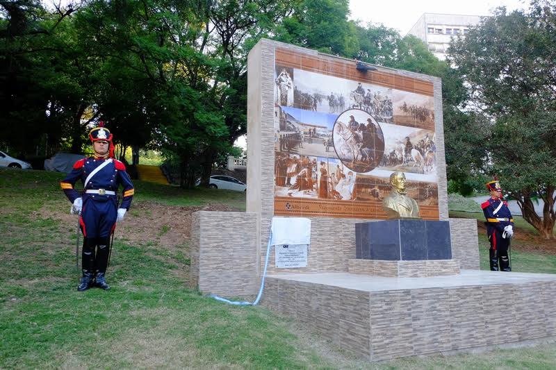 Descubrimiento de placas alegóricas al Bicentenario del Cruce de los Andes